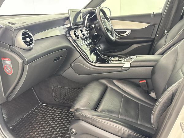 2017-Mercedes-Benz-GLC-220d image:8