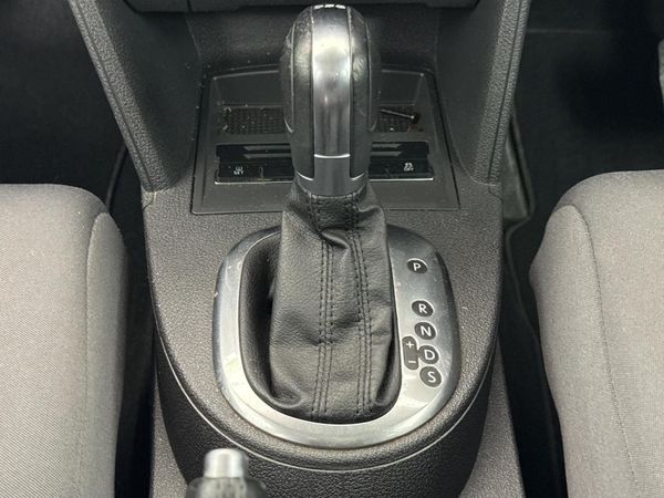 2013-Volkswagen-Touran-20-TDI-Trendline-Auto image:10