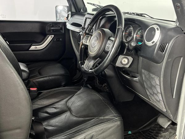 2014-Jeep-Wrangler-Unlimited-Rubicon-36-V6-Auto image:9