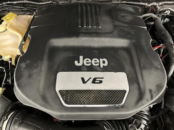 2014-Jeep-Wrangler-Unlimited-Rubicon-36-V6-Auto image:13