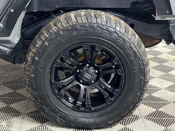 2014-Jeep-Wrangler-Unlimited-Rubicon-36-V6-Auto image:6