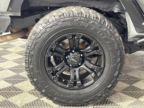 2014-Jeep-Wrangler-Unlimited-Rubicon-36-V6-Auto image:7