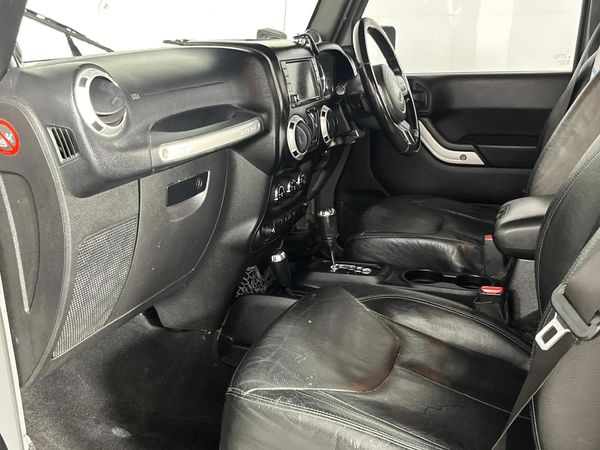 2014-Jeep-Wrangler-Unlimited-Rubicon-36-V6-Auto image:8