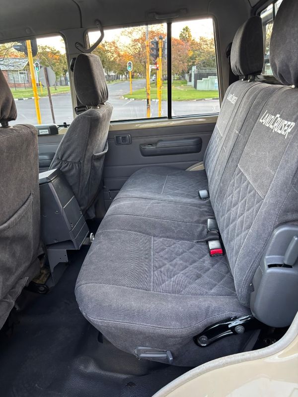 2016-Toyota-Land-Cruiser-79-40-Double-Cab image:10