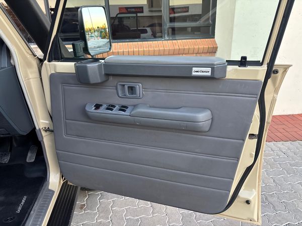 2016-Toyota-Land-Cruiser-79-40-Double-Cab image:11