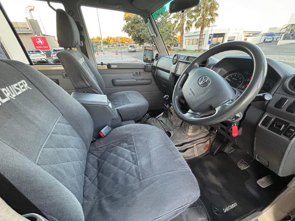 2016-Toyota-Land-Cruiser-79-40-Double-Cab image:13