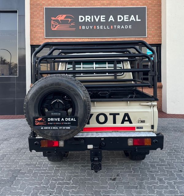 2016-Toyota-Land-Cruiser-79-40-Double-Cab image:5