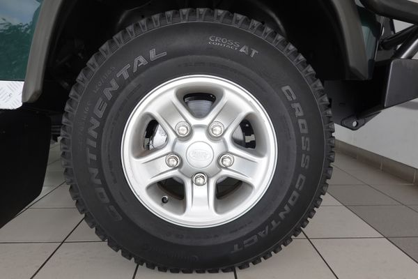 2013-Land-Rover-Defender-110-22D-Double-Cab image:4