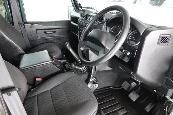 2013-Land-Rover-Defender-110-22D-Double-Cab image:6