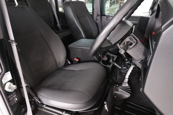 2013-Land-Rover-Defender-110-22D-Double-Cab image:7