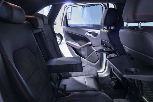 2016-Mercedes-Benz-B-Class-B-200-AMG-Auto image:9