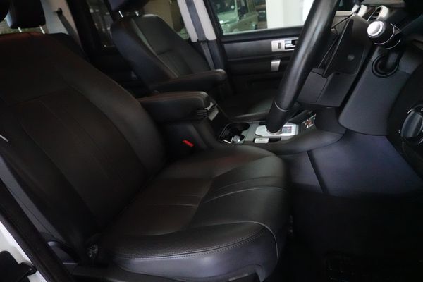 2014-Land-Rover-Discovery-4-30-TD-SD-V6-SE image:9
