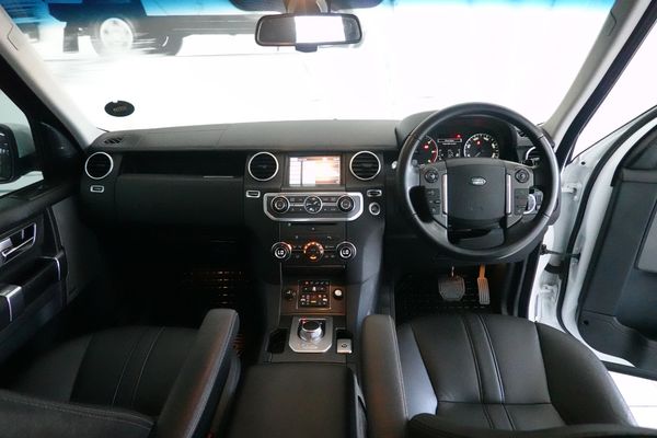 2014-Land-Rover-Discovery-4-30-TD-SD-V6-SE image:10
