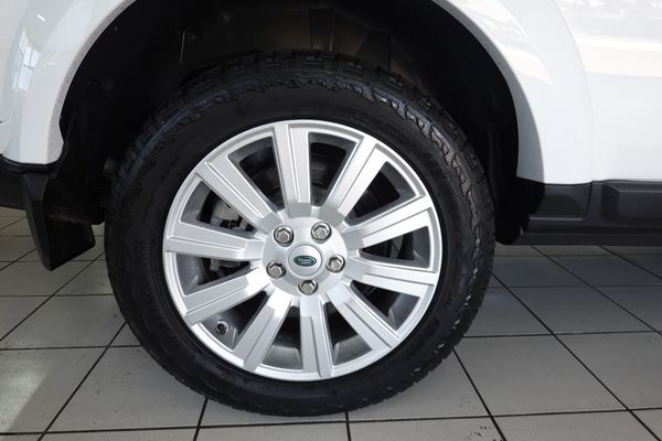 2014-Land-Rover-Discovery-4-30-TD-SD-V6-SE image:4