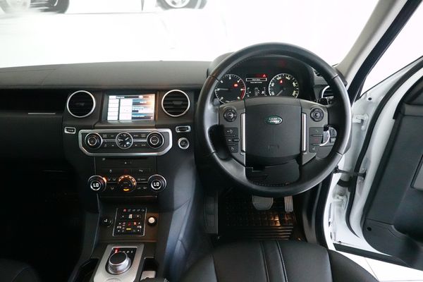 2014-Land-Rover-Discovery-4-30-TD-SD-V6-SE image:6
