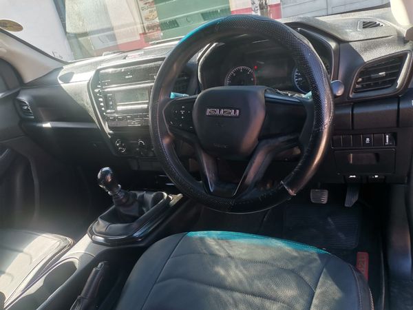 2022-Isuzu-D-Max-19-4x4-Double-Cab-Diesel-Manual image:11