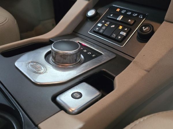 2015-Land-Rover-Discovery-4-30-TD-SD-V6-SE image:14