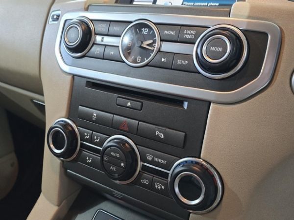2015-Land-Rover-Discovery-4-30-TD-SD-V6-SE image:5