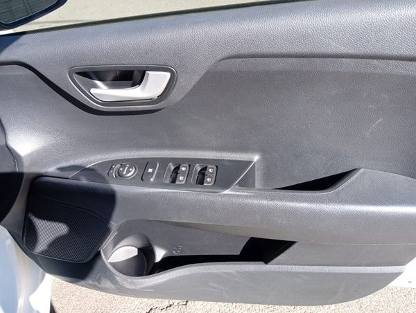 2021-Kia-Rio-12-5-dr image:11