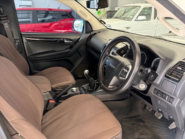 2020-Isuzu-D-Max-300-LX-4x4-Extended-Cab image:2