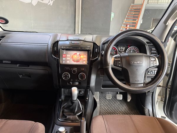 2020-Isuzu-D-Max-300-LX-4x4-Extended-Cab image:10