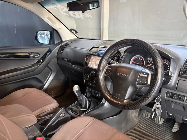 2020-Isuzu-D-Max-300-LX-4x4-Extended-Cab image:7