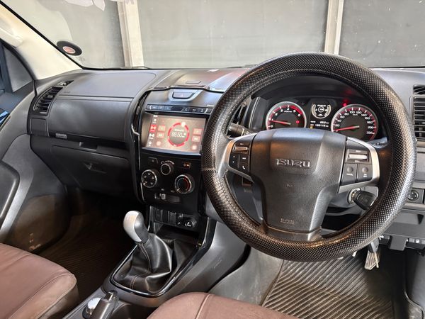 2020-Isuzu-D-Max-300-LX-4x4-Extended-Cab image:8