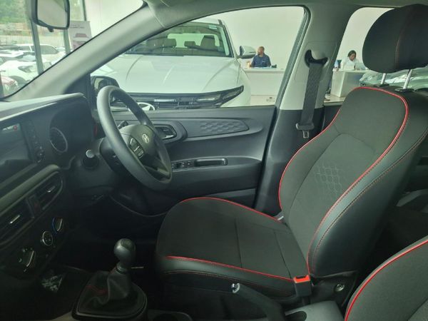 2026-Hyundai-Grand-i10-12-Motion-Auto image:8