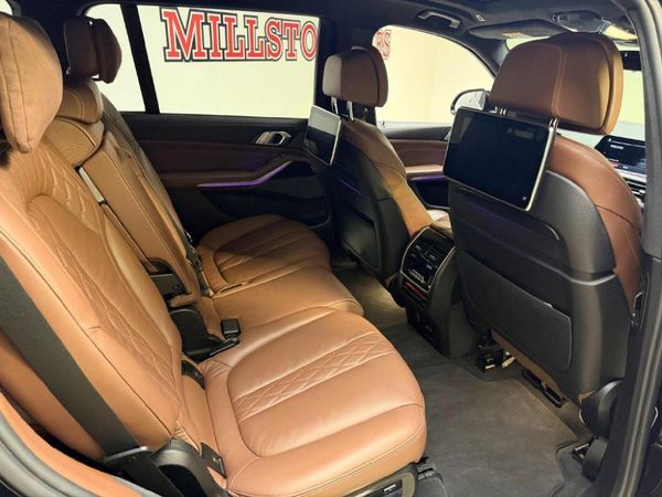 2021-BMW-X7-M50i image:13