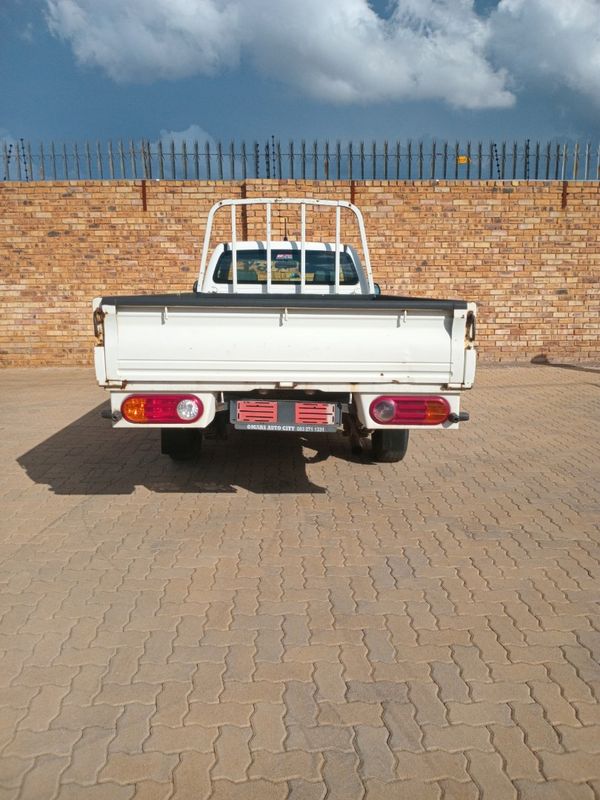 2015-Toyota-Hilux-25-D-4D-S-Single-Cab image:2