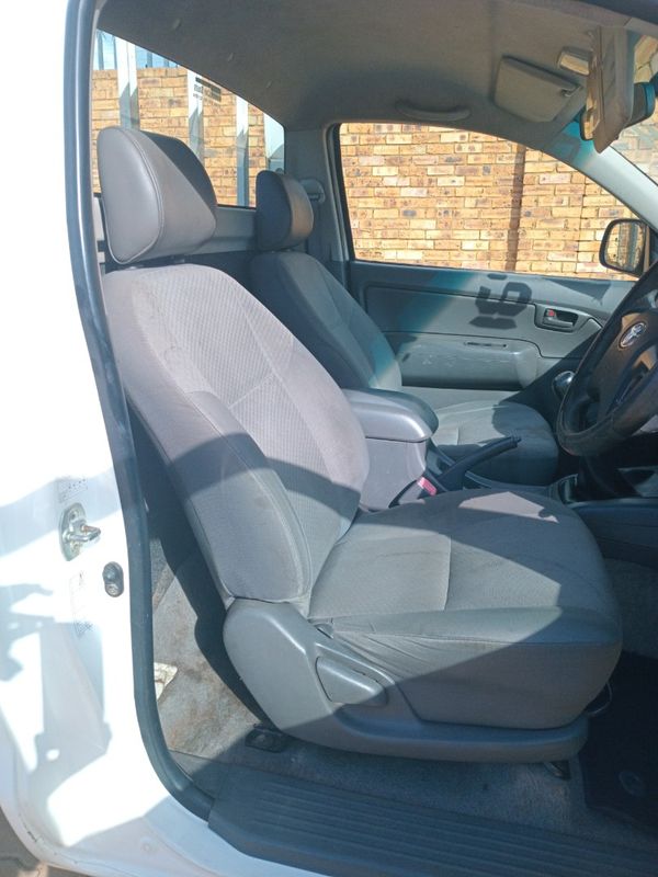 2015-Toyota-Hilux-25-D-4D-S-Single-Cab image:4