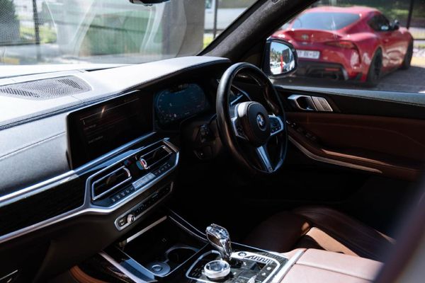 2020-BMW-X7-M50d image:11