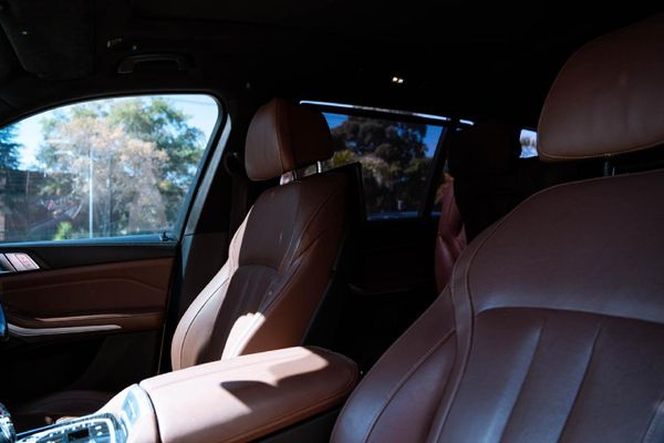 2020-BMW-X7-M50d image:13