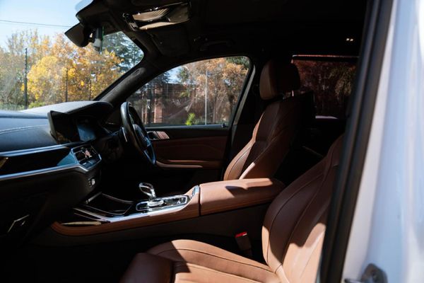 2020-BMW-X7-M50d image:14