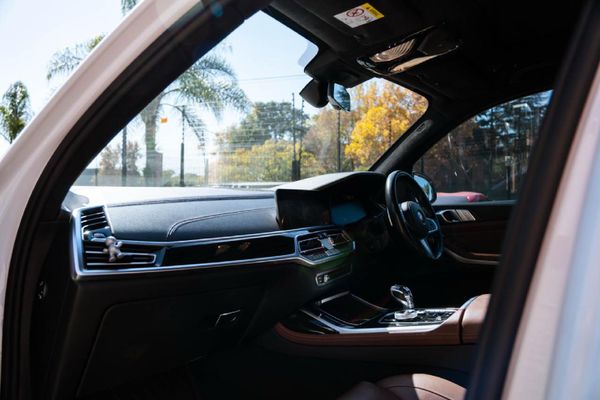 2020-BMW-X7-M50d image:15