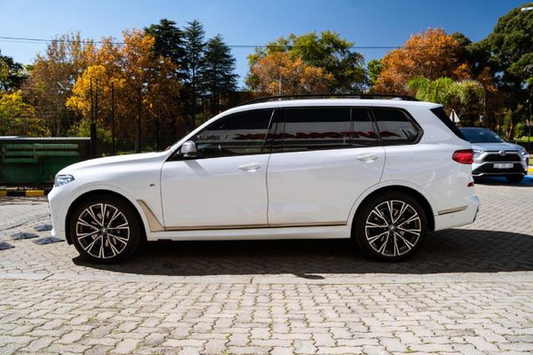2020-BMW-X7-M50d image:3