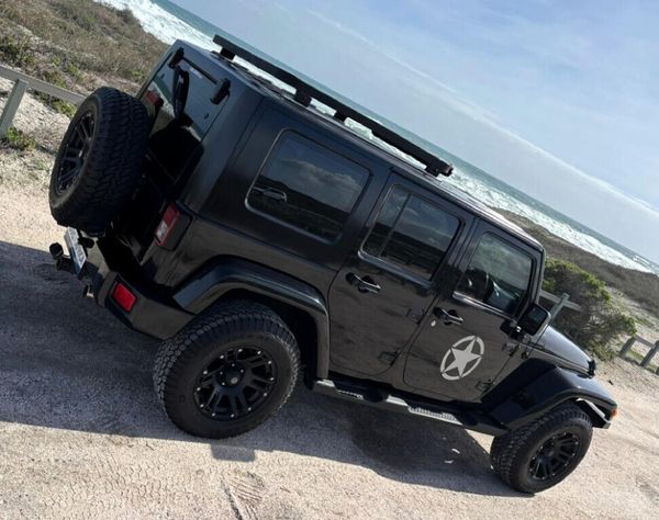 2010-Jeep-Wrangler-Unlimited-38-Sahara-Auto image:9
