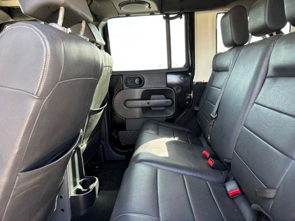 2010-Jeep-Wrangler-Unlimited-38-Sahara-Auto image:14