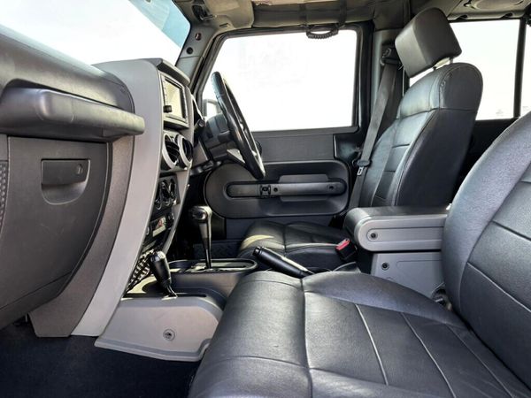 2010-Jeep-Wrangler-Unlimited-38-Sahara-Auto image:15