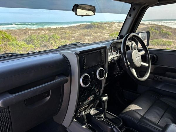 2010-Jeep-Wrangler-Unlimited-38-Sahara-Auto image:16