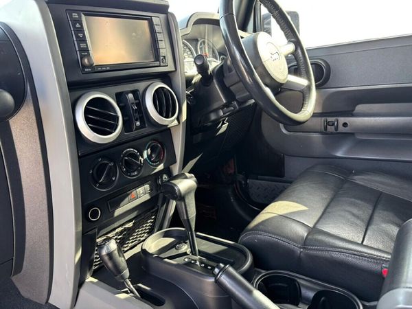 2010-Jeep-Wrangler-Unlimited-38-Sahara-Auto image:17