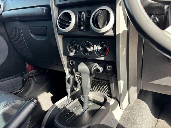 2010-Jeep-Wrangler-Unlimited-38-Sahara-Auto image:18