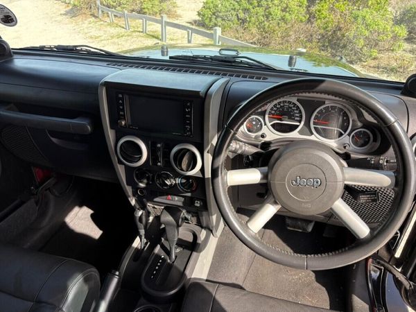 2010-Jeep-Wrangler-Unlimited-38-Sahara-Auto image:19