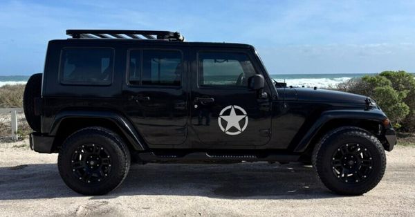 2010-Jeep-Wrangler-Unlimited-38-Sahara-Auto image:2