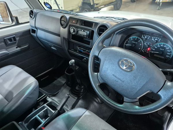 2022-Toyota-Land-Cruiser-79-42-D-Single-Cab image:9