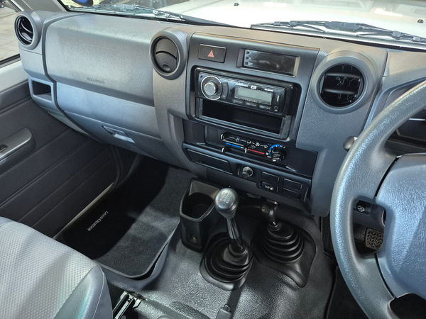 2022-Toyota-Land-Cruiser-79-42-D-Single-Cab image:10