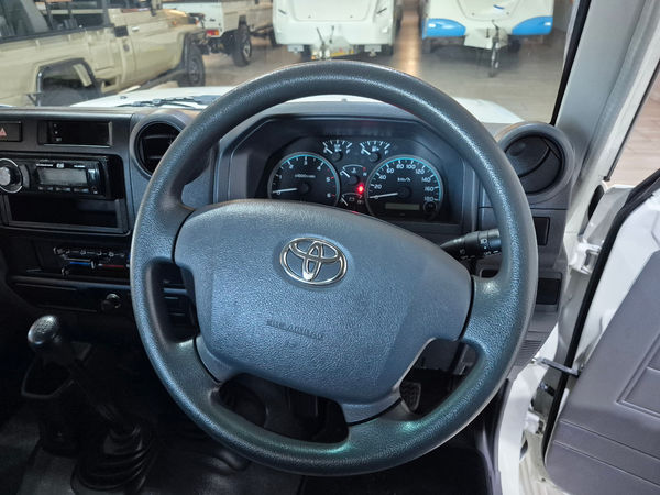 2022-Toyota-Land-Cruiser-79-42-D-Single-Cab image:11