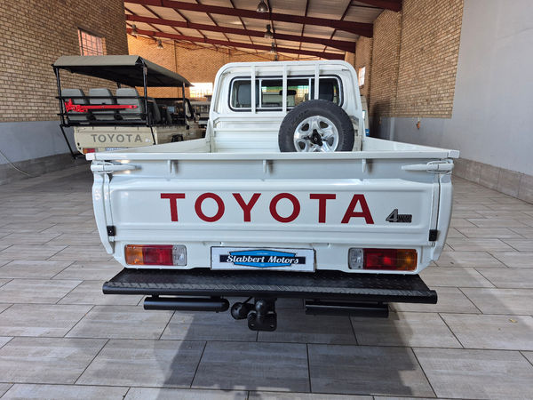 2022-Toyota-Land-Cruiser-79-42-D-Single-Cab image:4