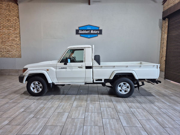 2022-Toyota-Land-Cruiser-79-42-D-Single-Cab image:6