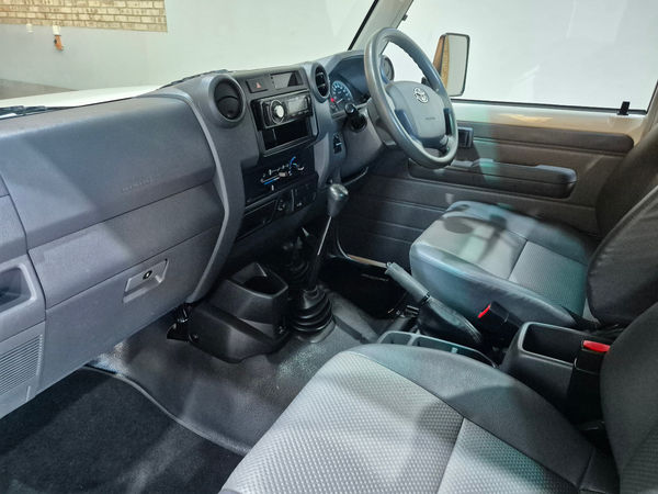 2022-Toyota-Land-Cruiser-79-42-D-Single-Cab image:7